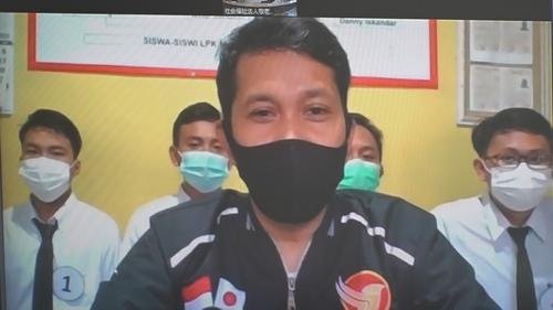 ②ロフマンさん(中)と来日を希望する現地の若者.jpg